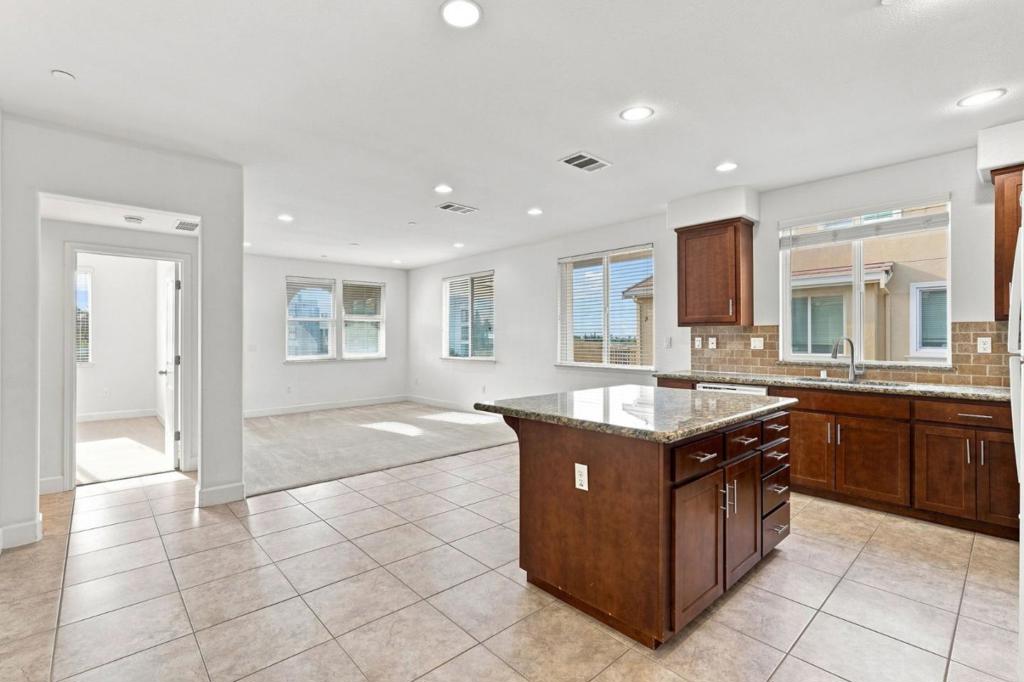 1645 Lee Way Property Photo 6