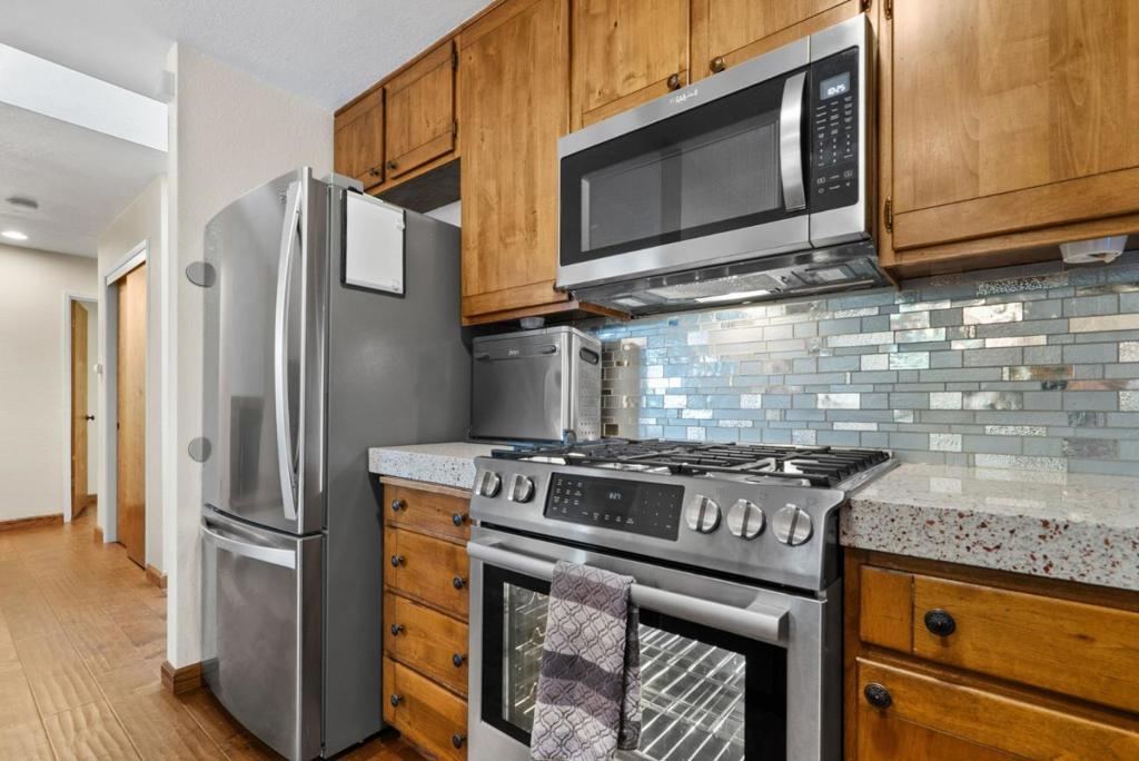 6122 Sheraton Place Property Photo 3