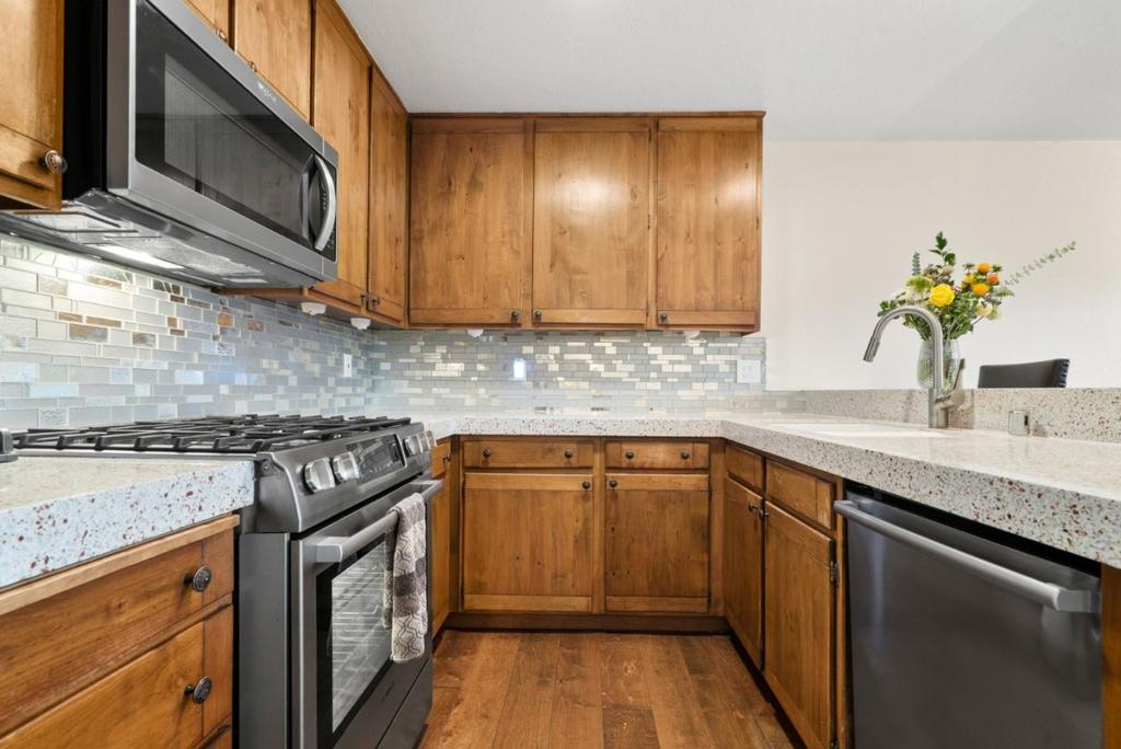 6122 Sheraton Place Property Photo 4