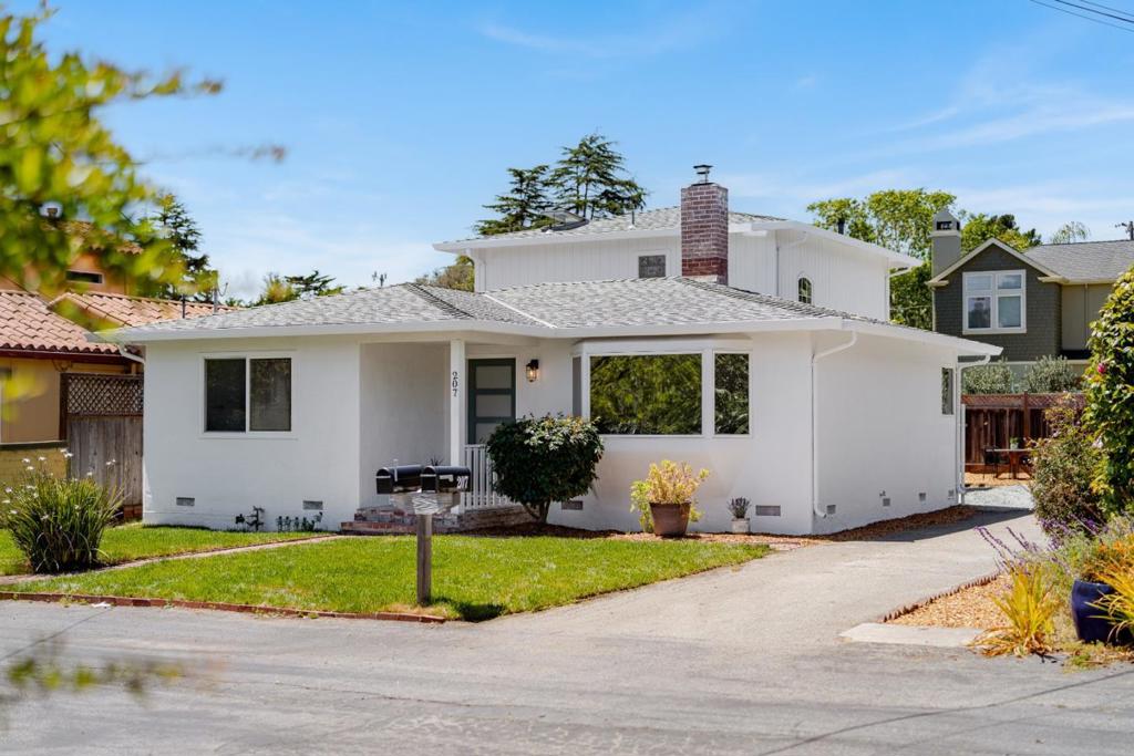 207 Kingsbury Drive Property Photo 1