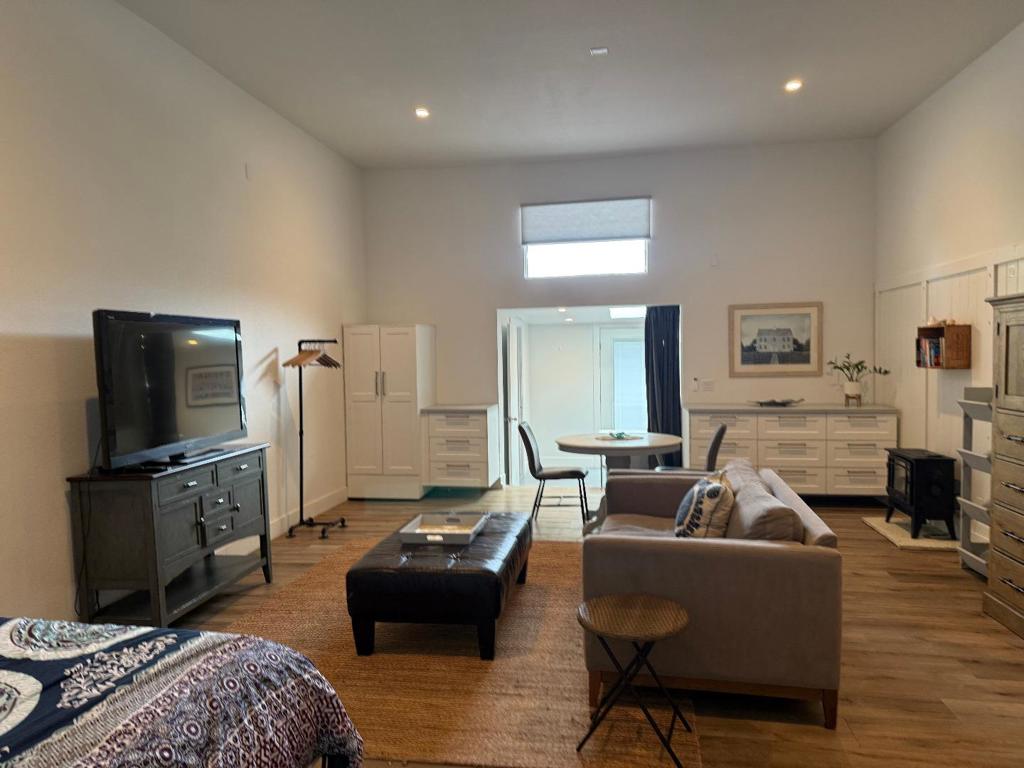 217 Grand Avenue Property Photo 6