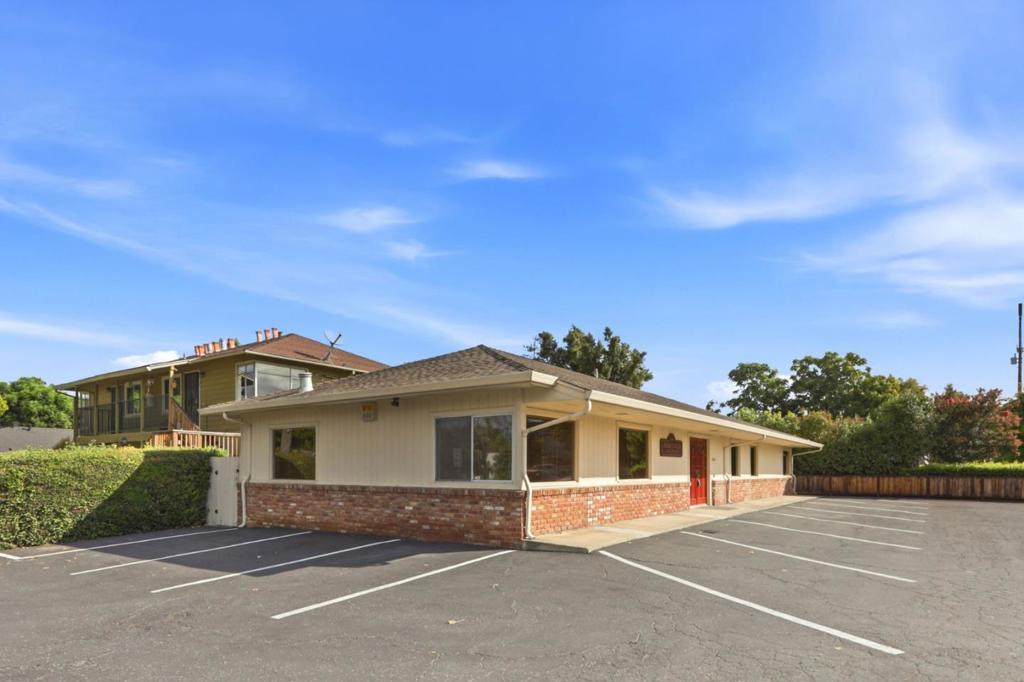 843 Malone Road Property Photo 3