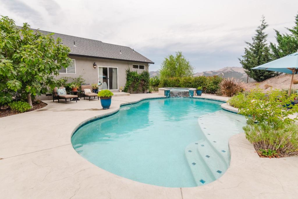 44737 Sun Valley Drive Property Photo 1