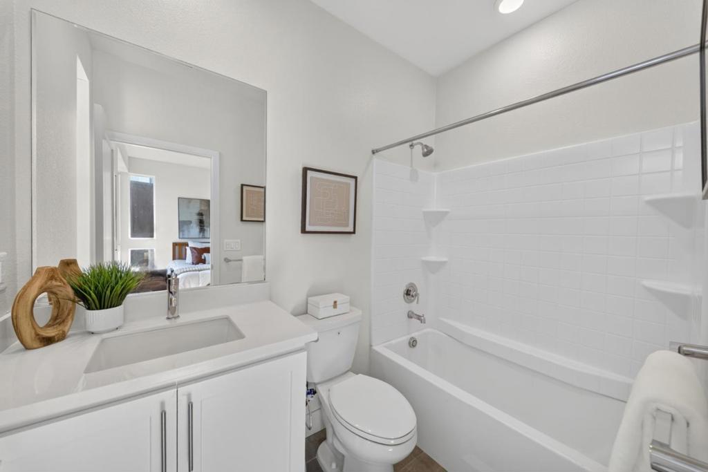 3891 Vanguard 1004 Property Photo 25