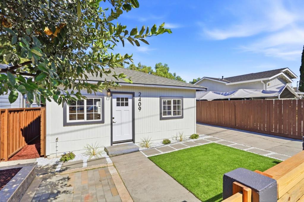 2409 Summer Street Property Photo 2