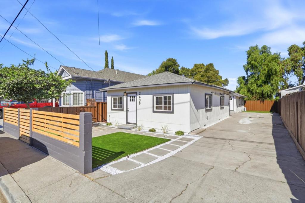 2409 Summer Street Property Photo 3