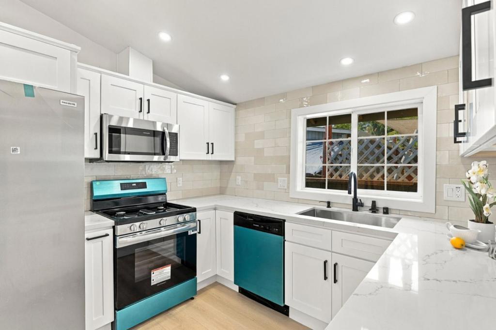 2409 Summer Street Property Photo 10