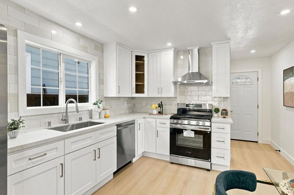 2409 Summer Street Property Photo 11