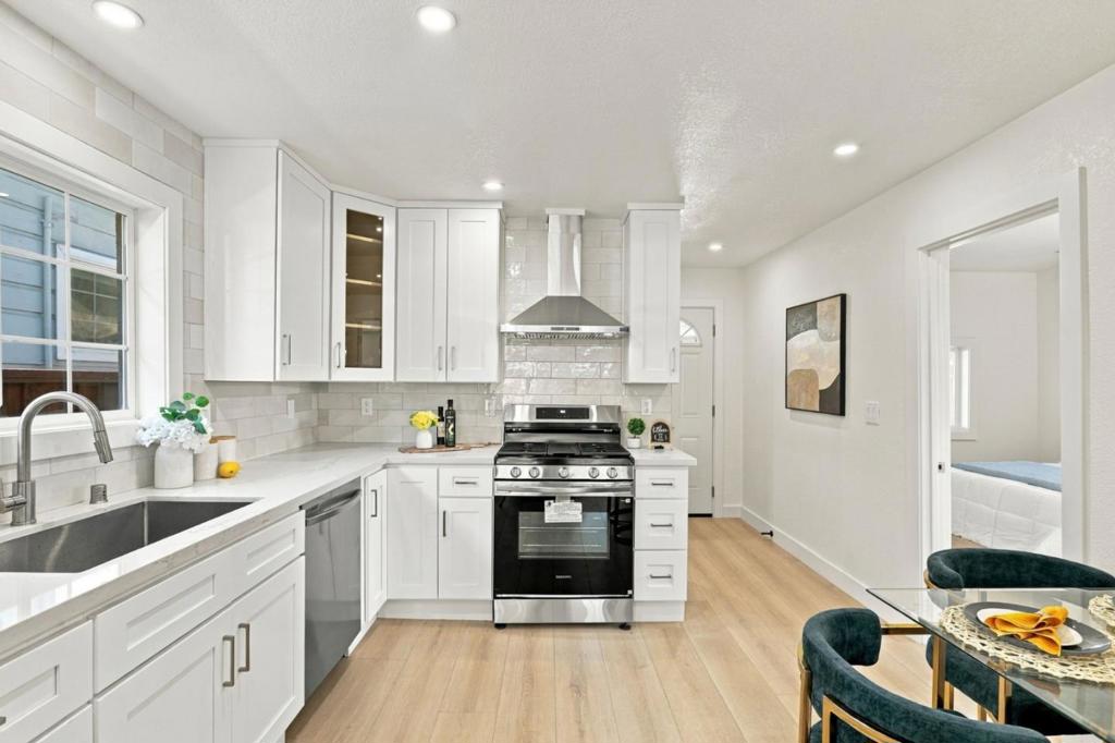 2409 Summer Street Property Photo 12