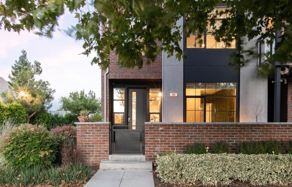 208 Railway Avenue Property Photo 1