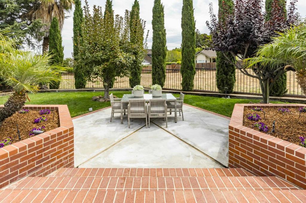 15 Woodleaf Avenue Property Photo 26