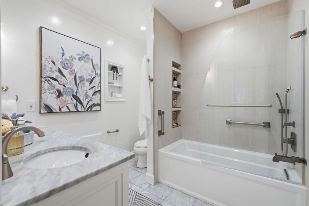 1817 Bayview Avenue Property Photo 15
