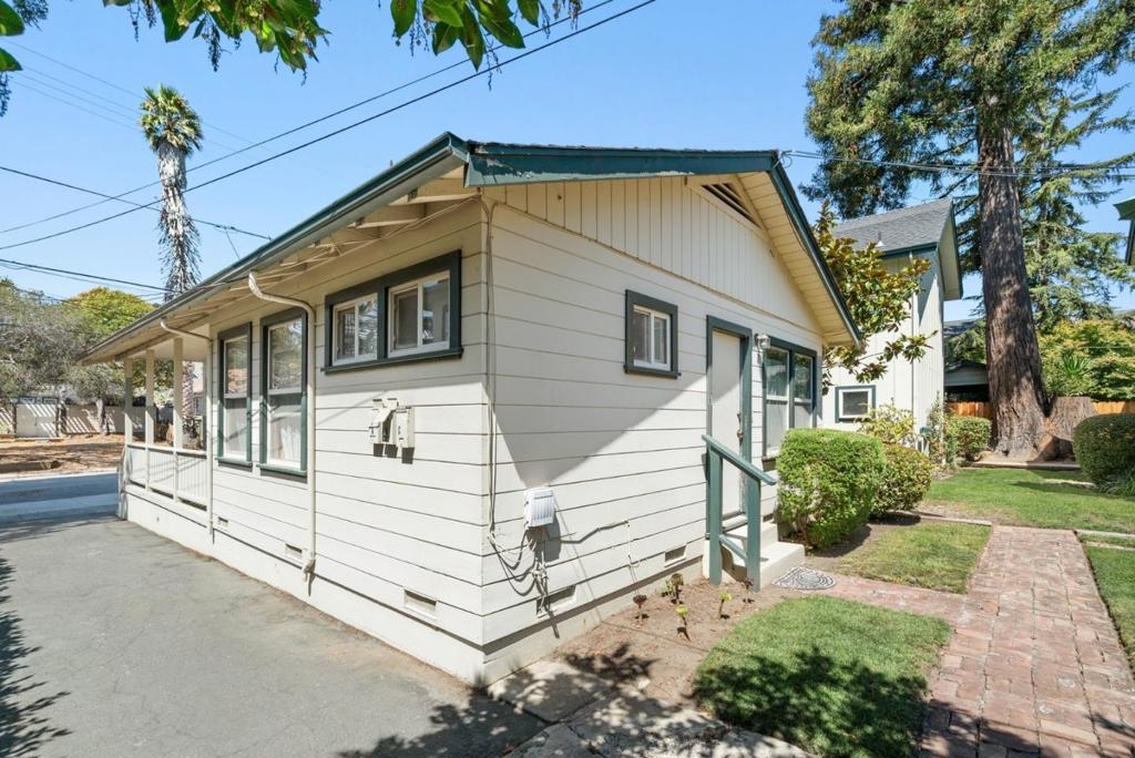 516 Capitola Avenue Property Photo 21