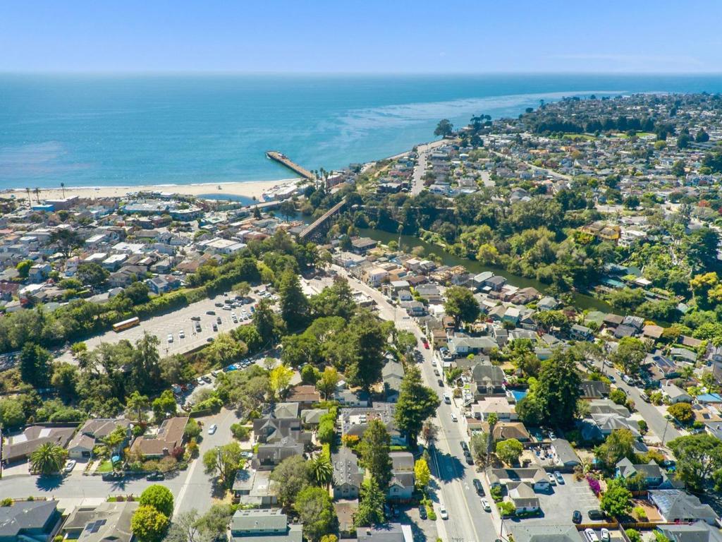 516 Capitola Avenue Property Photo 28