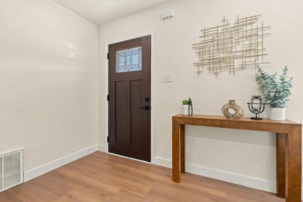 1121 Elmer Street Property Photo 6