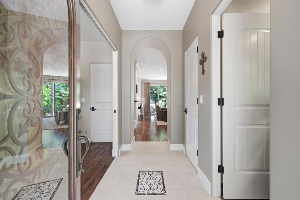1315 Iris Court Property Photo 4