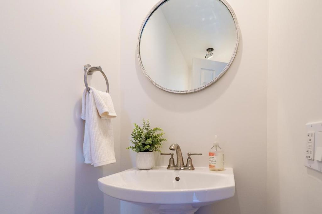 1044 Suzanne Court Property Photo 8