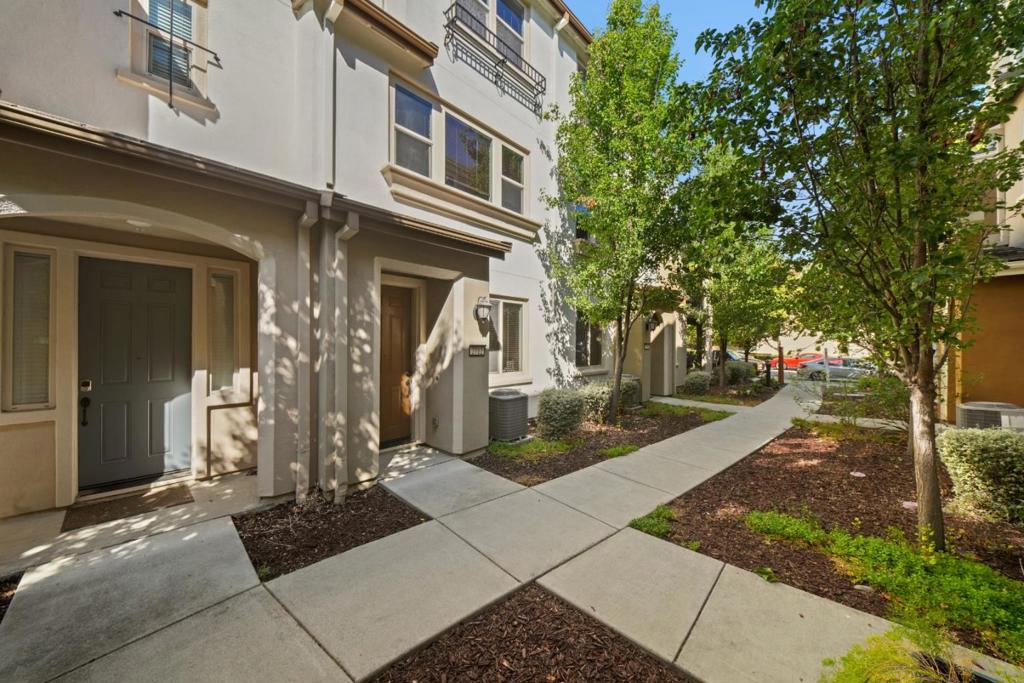 2712 Ferrara Circle Property Photo 1