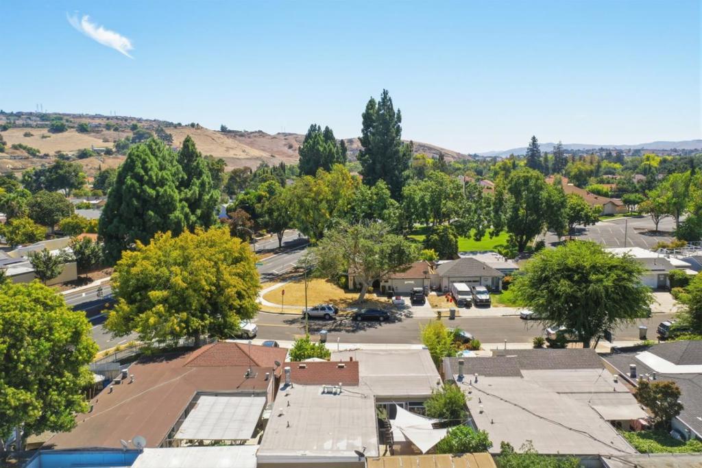 1179 Beaconsfield Property Photo 37