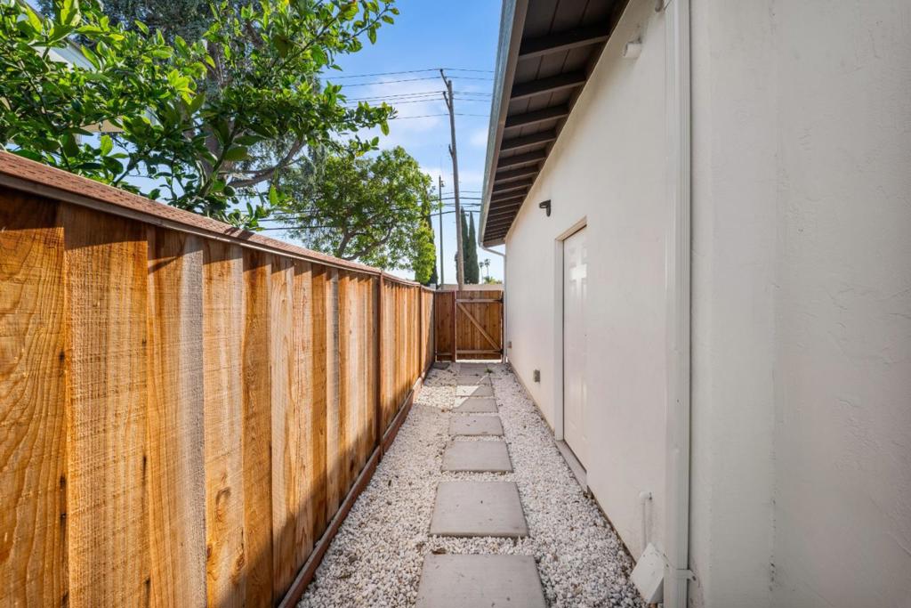 3234 Jarvis Avenue Property Photo 7