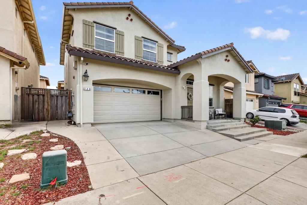 729 Vista Montana Drive Property Photo 2