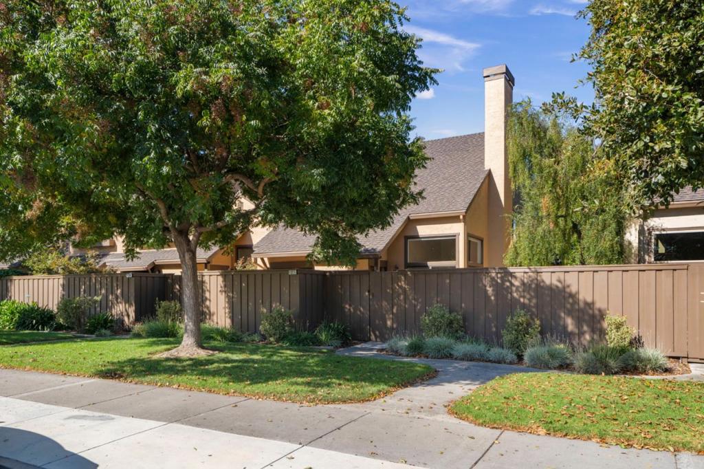 1327 Greenwich Court Property Photo 1