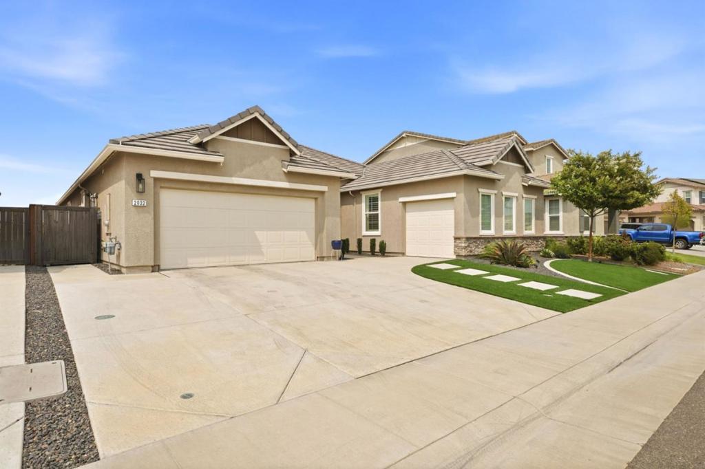 2032 Challenger Way Property Photo 2