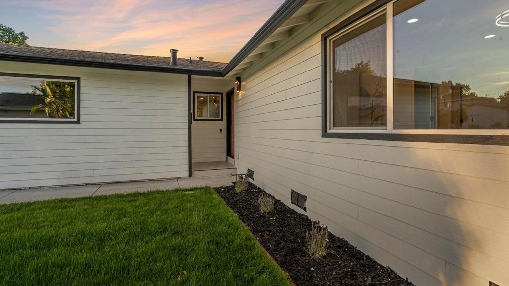 2048 Mayfield Avenue Property Photo 8