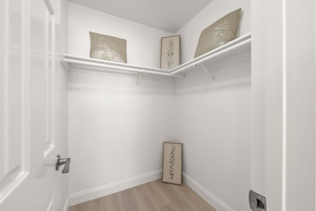 2315 Warfield Way B Property Photo 18
