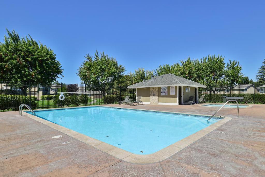 2315 Warfield Way B Property Photo 39