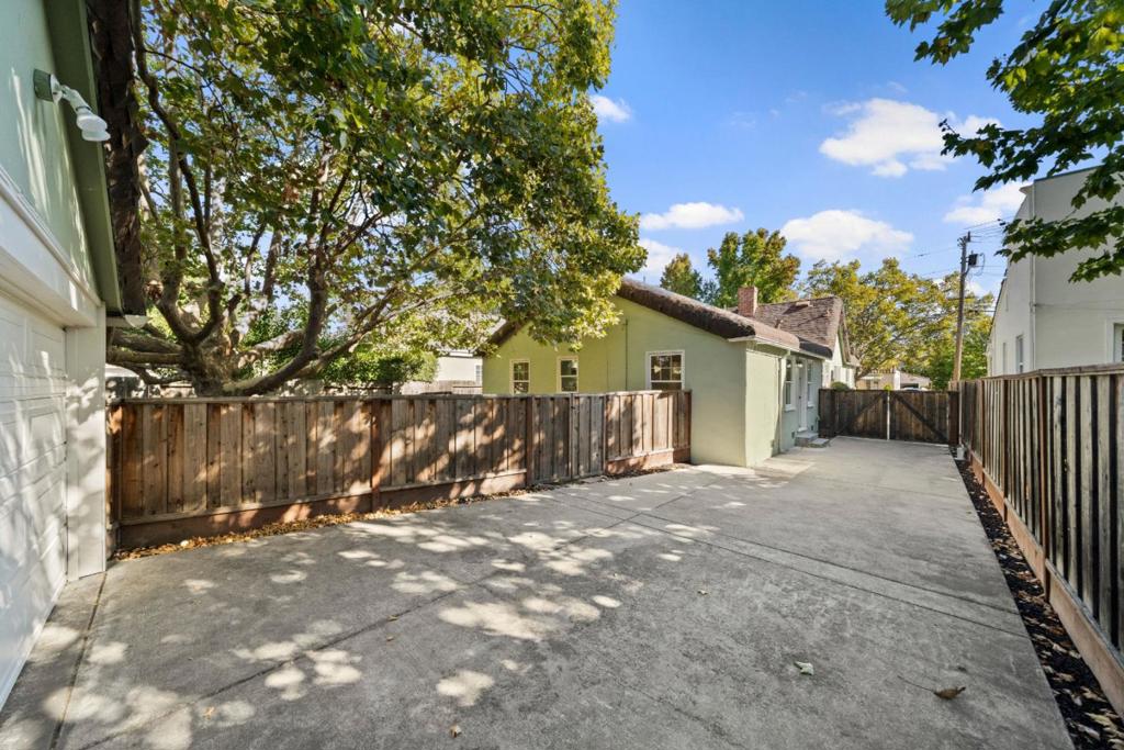 326 Hudson Street Property Photo 43