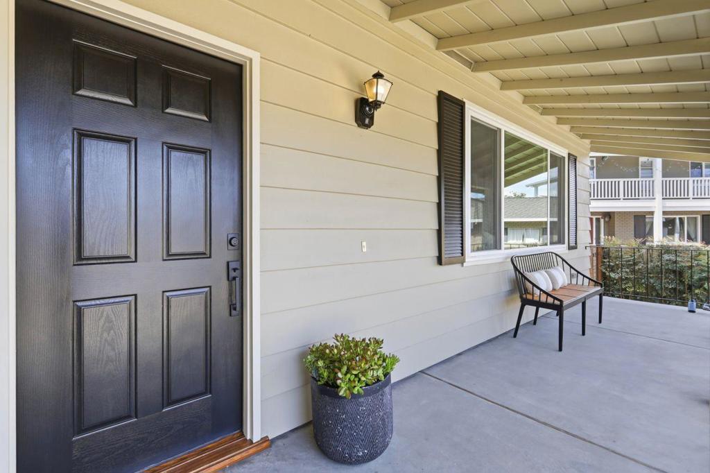 880 Lansdown Court Property Photo 4