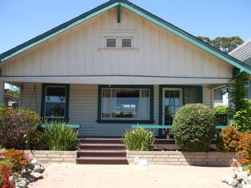 21825 E Cliff Drive Property Photo 2