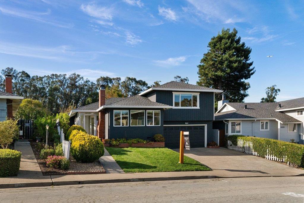 2240 Whitecliff Way Property Photo 1