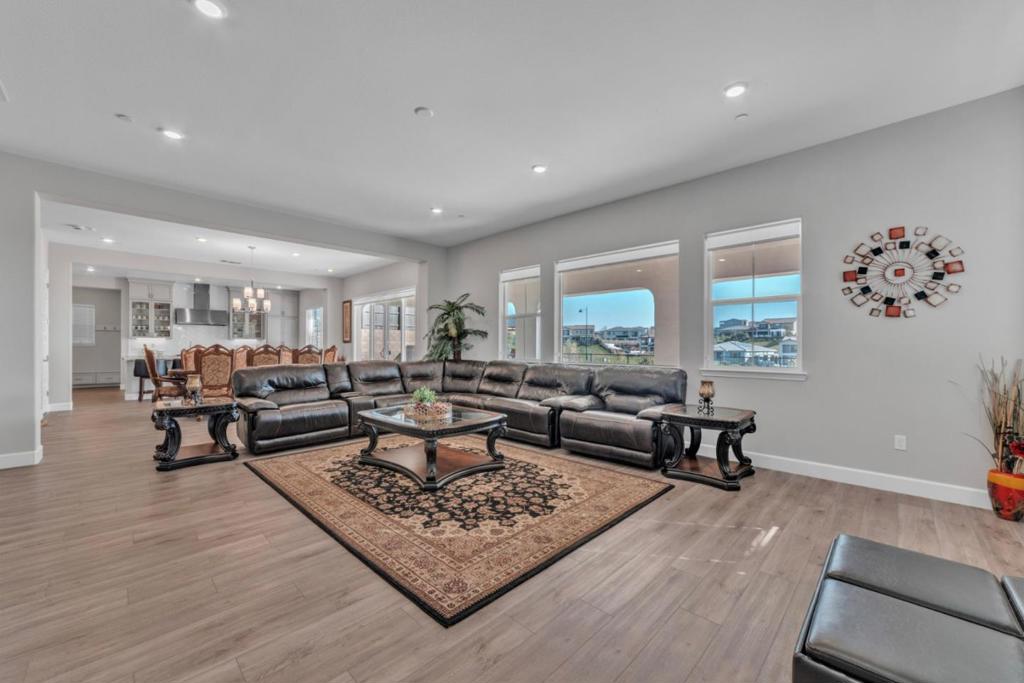 4785 Villa Verde Drive Property Photo 8