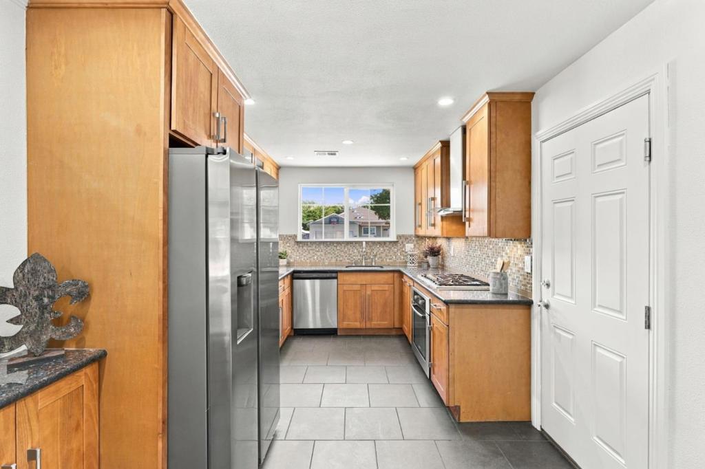 1025 Fulton Avenue Property Photo 10