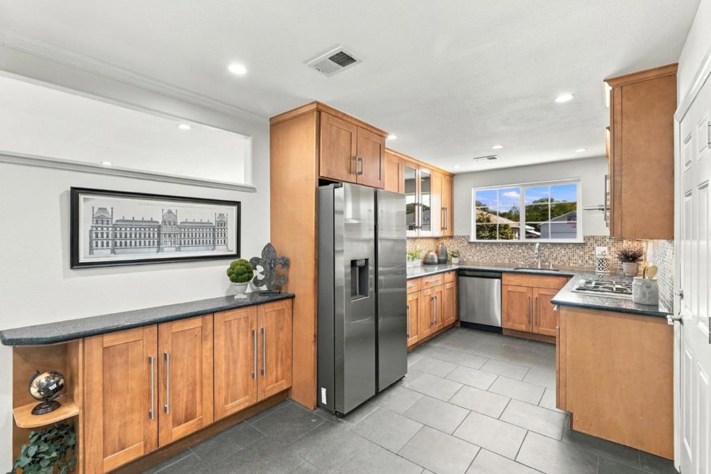 1025 Fulton Avenue Property Photo 11