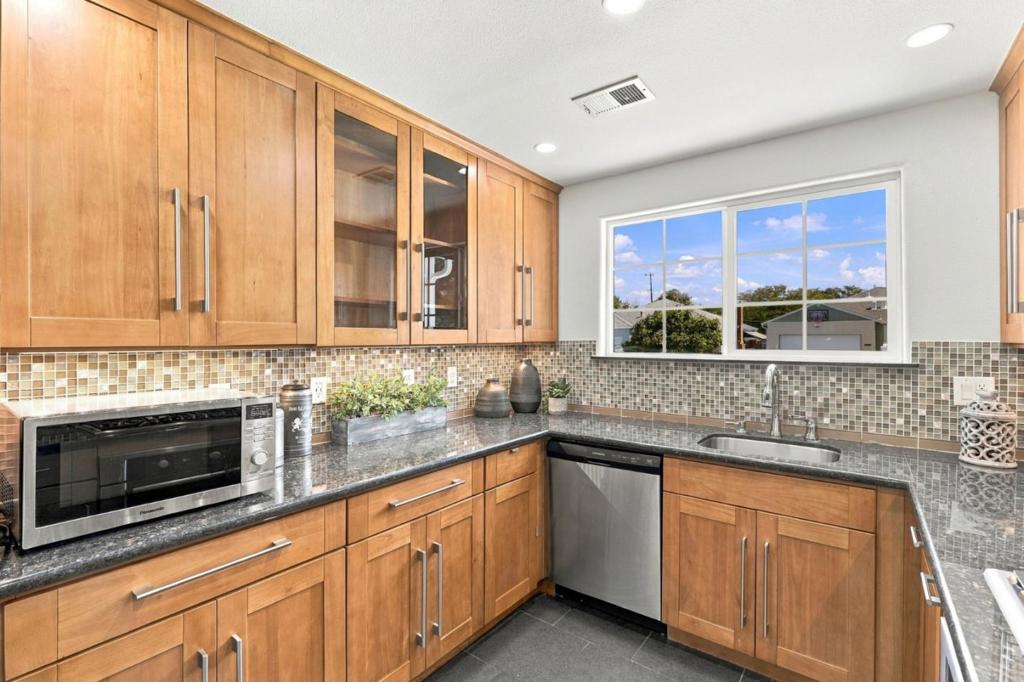 1025 Fulton Avenue Property Photo 12