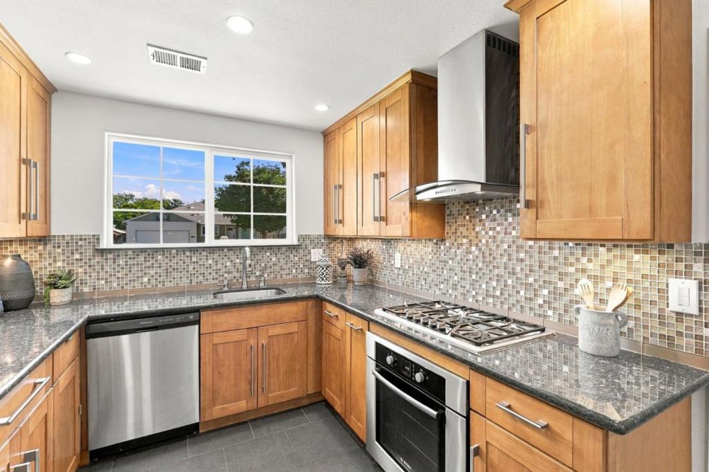 1025 Fulton Avenue Property Photo 13