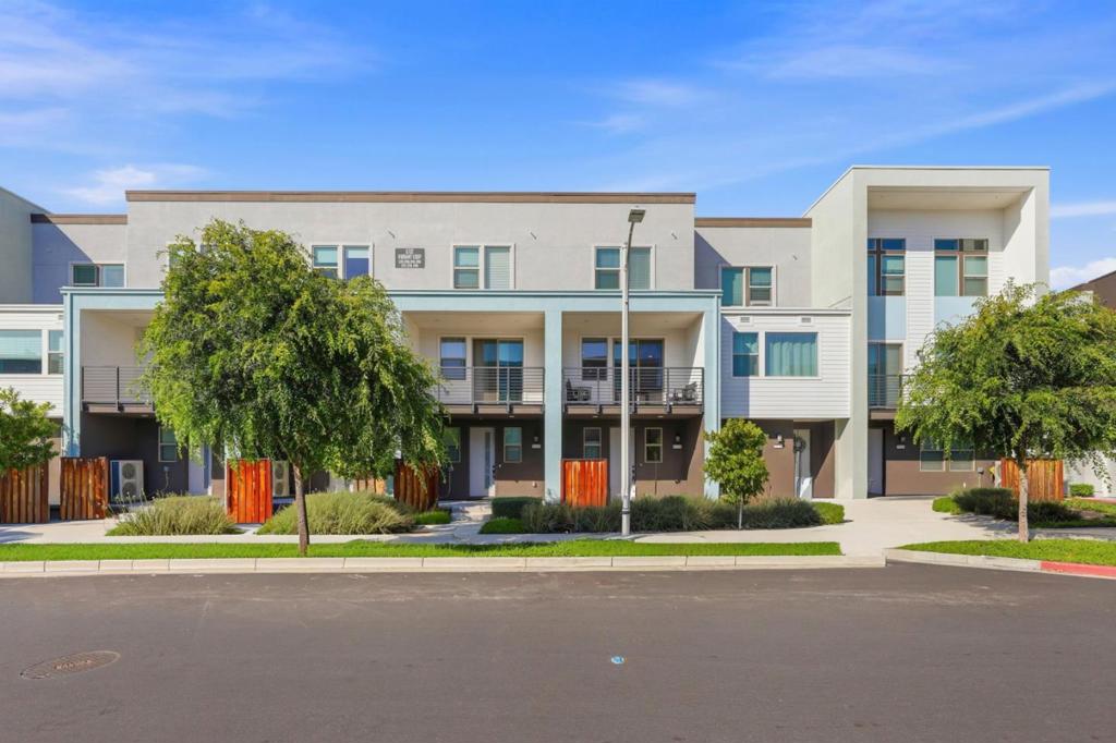 5752 Vibrant Loop Property Photo 1