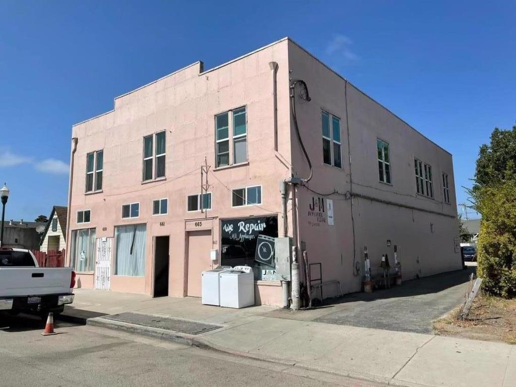 661 E Market Street Property Photo 1