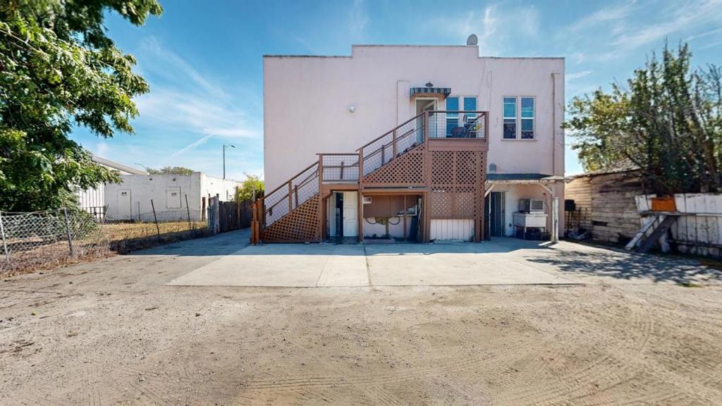 661 E Market Street Property Photo 2