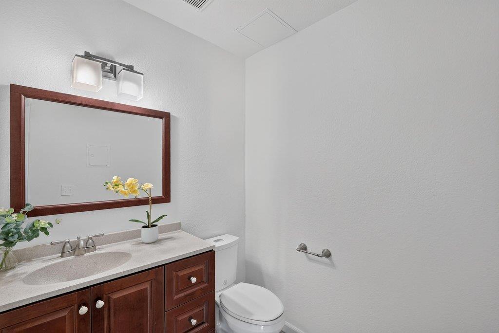 4233 Topsail Court Property Photo 5