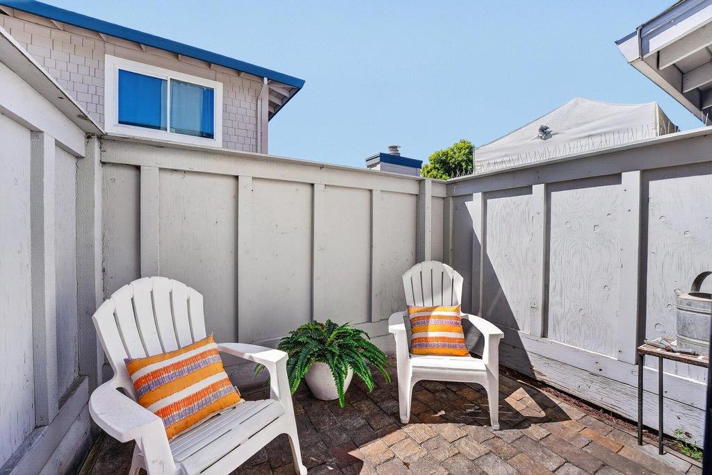 4233 Topsail Court Property Photo 9