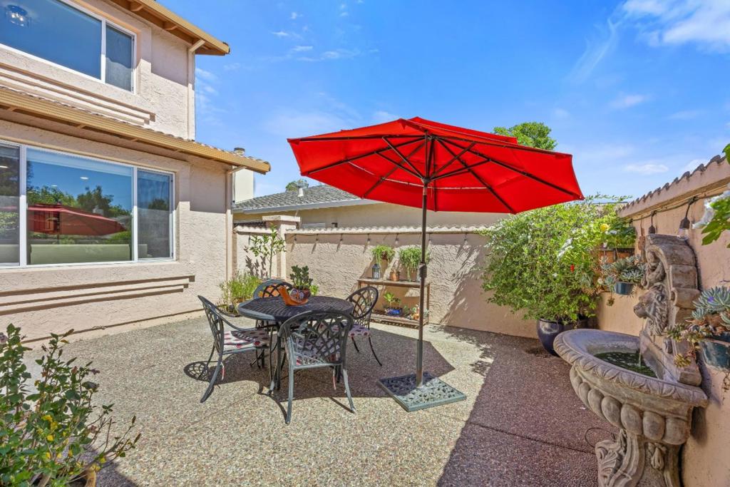 1435 Blackwing Way Property Photo 4