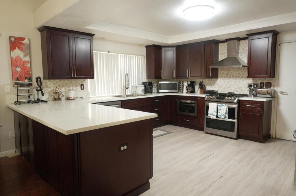 2108 N Apple Avenue Property Photo 4