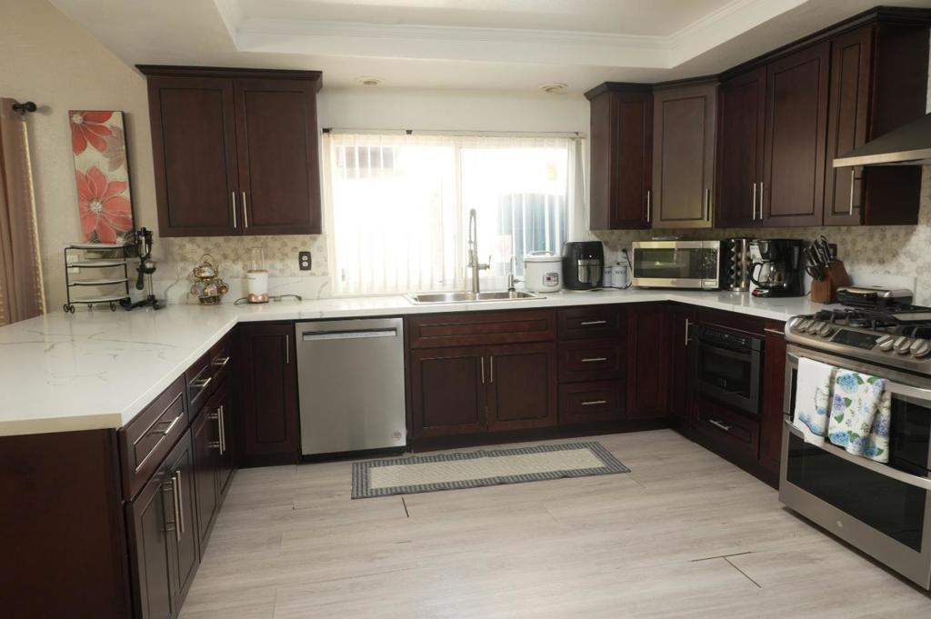 2108 N Apple Avenue Property Photo 5