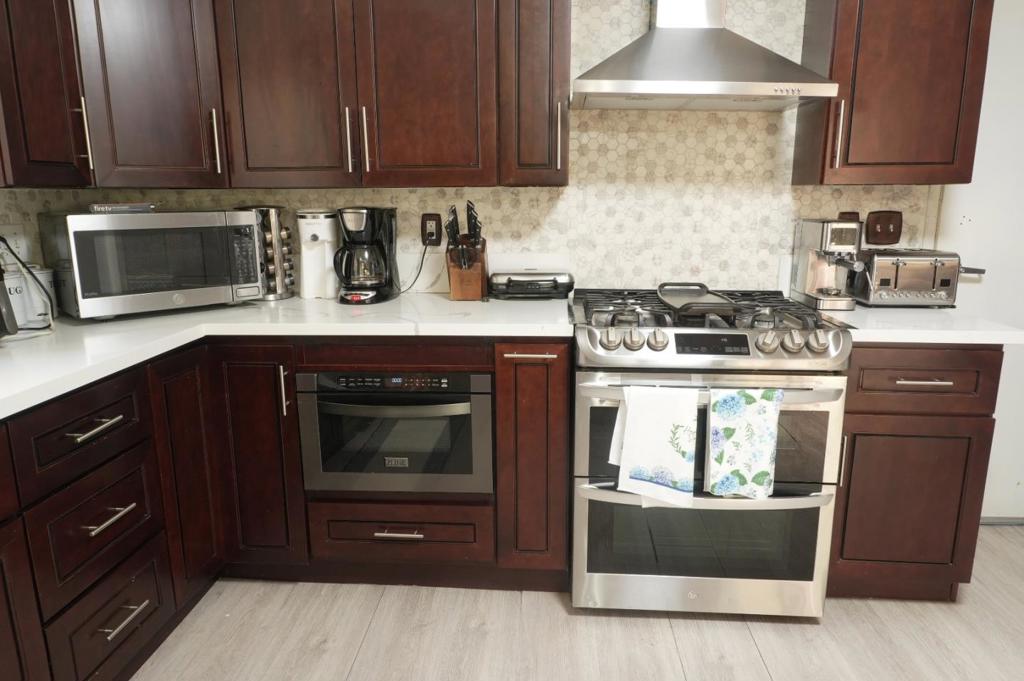 2108 N Apple Avenue Property Photo 7