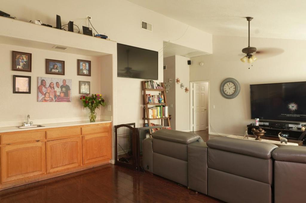 2108 N Apple Avenue Property Photo 11