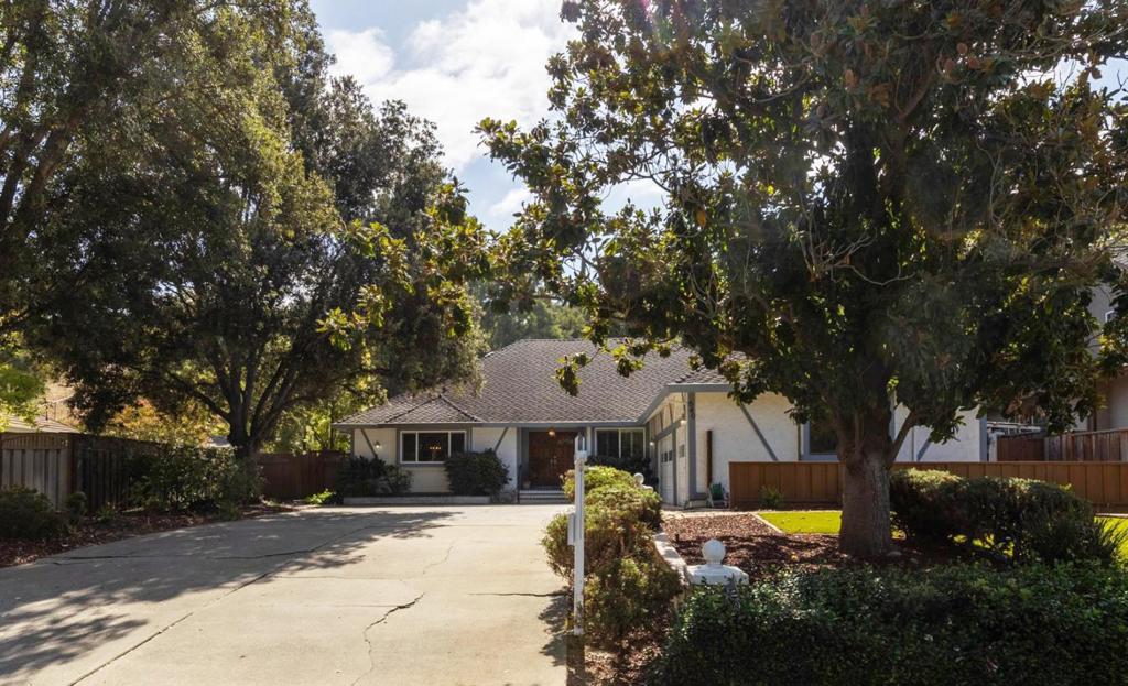 640 Easy Street Property Photo 2